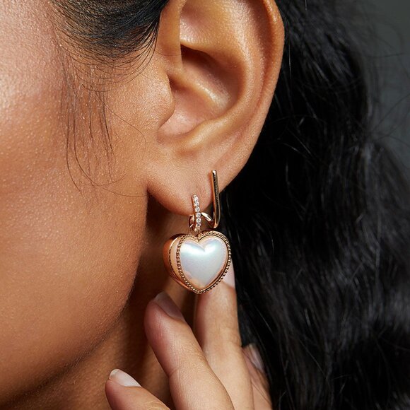 Oden's Eye - Rock Legend: Heart Shaped Pearl Stud Earrings - Picture 6 of 7